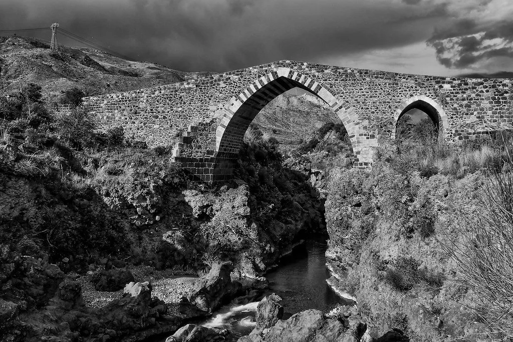 Scoperte Archeologiche e Vulcaniche: Un Viaggio alla Scoperta di Adrano