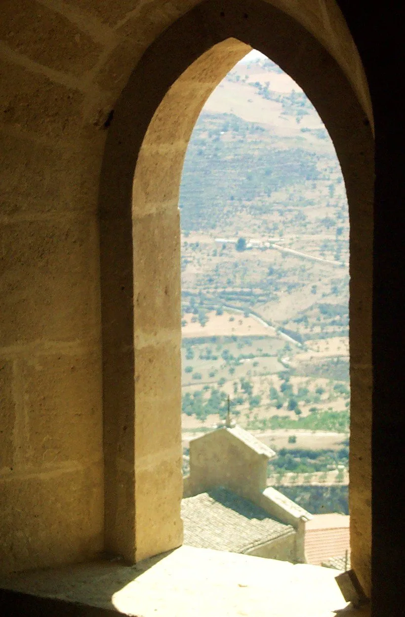 Scoperte Medievali e Panorami Incantevoli: Un Viaggio alla Scoperta di Agira