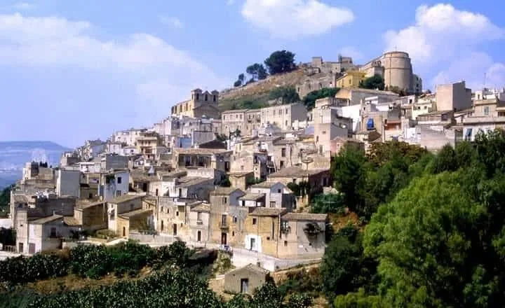 Antichi Incanti e Natura Rigogliosa: Guida alle Meraviglie di Calatafimi-Segesta