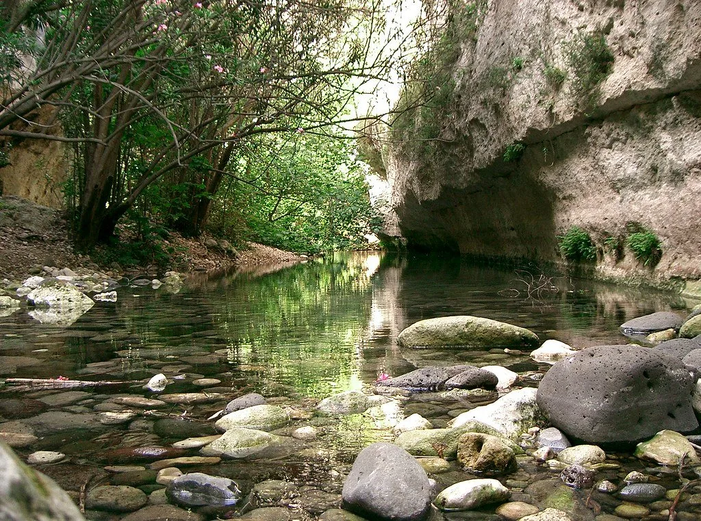 Tra Onde e Sentieri: Avventure di Sport Acquatici e Trekking a Siracusa